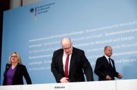 El ministro de Economía y Energía de Alemania, Peter Altmaier, la ministra de Medio Ambiente, Svenja Schulze, y el ministro de Finanzas, Olaf Scholz, llegan a una conferencia de prensa después de que la Canciller Angela Merkel y los primeros ministros de Estado llegaran a un acuerdo con las regiones más afectadas por la salida prevista del lignito, en Berlín, Alemania, el 16 de enero de 2020