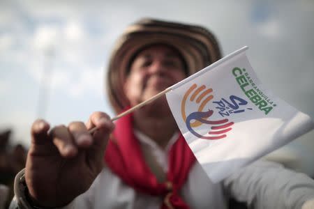 A citizen participates in a major demonstration in favour of the agreement, in Barranquilla, Colombia, September 27, 2016. REUTERS/Stringer