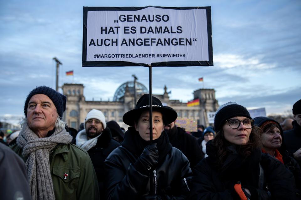 2024年1月21日，德國柏林民眾抗議極右翼另類選擇黨（AfD）參與重置移民的密會，舉牌寫著「當時事情就是這樣開始的」。美聯社