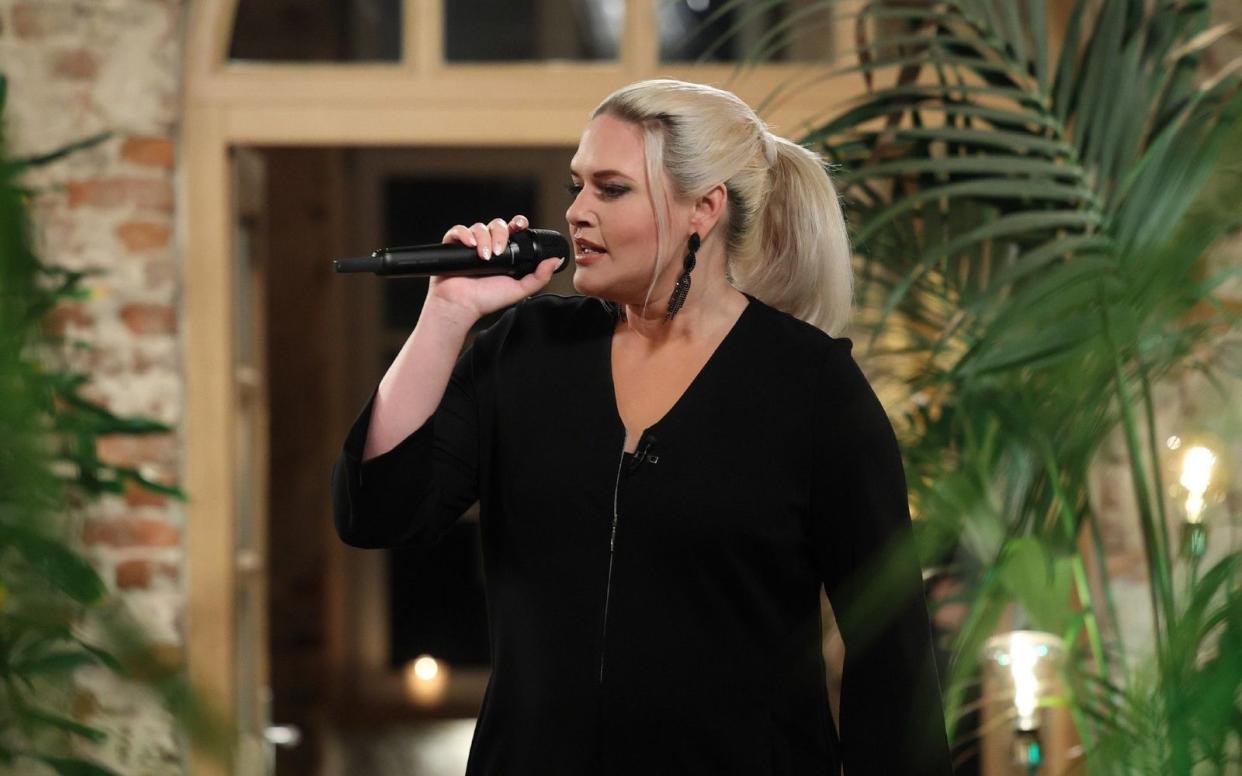 Sarah Knappik betrat mit einem selbst verfassten Rap als Überraschungsgast die Bühne. (Bild: RTL / Frank W. Hempel)