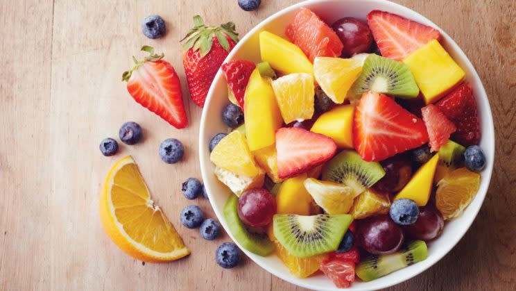 Si te sirven una macedonia de fruta en un restaurante o buffet observa su estado y el olor. (Foto: Getty)