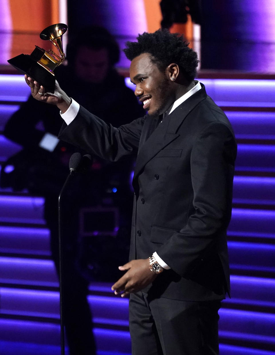 Baby Keem recibe el Grammy a la mejor interpretación de rap, por "Family Ties", el domingo 3 de abril de 2022 en Las Vegas. (Foto AP/Chris Pizzello)