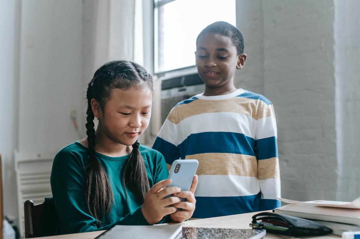 <a href="https://www.pexels.com/photo/multiethnic-little-pupils-watching-video-on-smartphone-in-classroom-5905507/" rel="nofollow noopener" target="_blank" data-ylk="slk:Katerina Holmes/Pexels;elm:context_link;itc:0;sec:content-canvas" class="link ">Katerina Holmes/Pexels</a>, <a href="http://creativecommons.org/licenses/by-sa/4.0/" rel="nofollow noopener" target="_blank" data-ylk="slk:CC BY-SA;elm:context_link;itc:0;sec:content-canvas" class="link ">CC BY-SA</a>