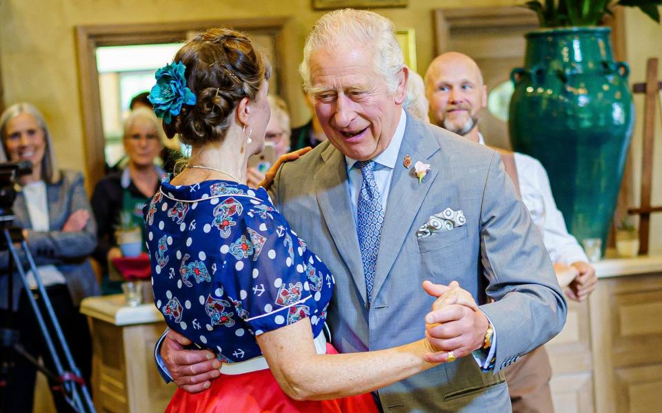 "Ein wunderbares Gefühl für Rhythmus" attestierte Bridget Tibbs dem britischen Thronfolger Prinz Charles. (Bild: Ben Birchall - WPA Pool / Getty Images)