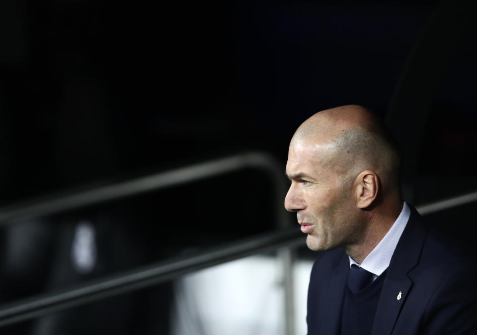 El técnico del Real Madrid Zinedine Zidane en la banca previo al encuentro de la Liga de Campeones contra el Manchester City en el Estadio Santiago Bernabéu, en Madrid, el miércoles 26 de febrero de 2020. (AP Foto/Manu Fernandez)