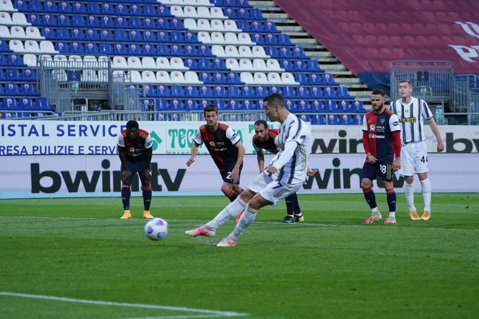 Cristiano Ronaldo de la Juventus anota el segundo tanto de su equipo en el triunfo ante el Cagliari en la Serie A el domingo 14 de marzo del 2021. (Alessandro Tocco/LaPresse via AP)