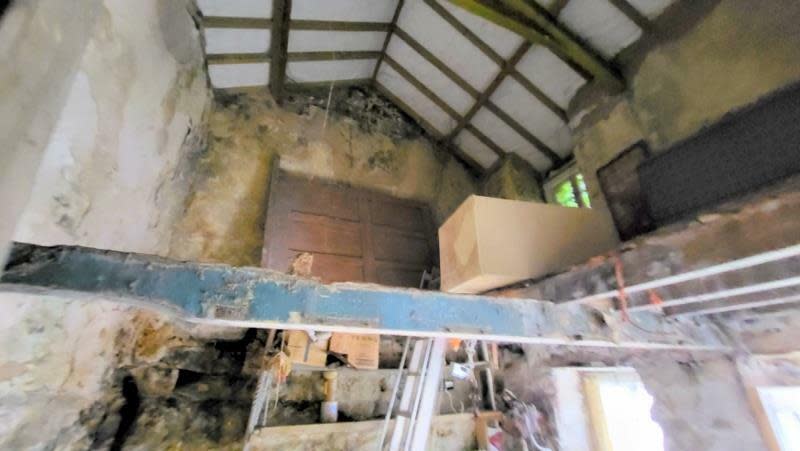 The inside could do with a bit of work. (Rightmove)