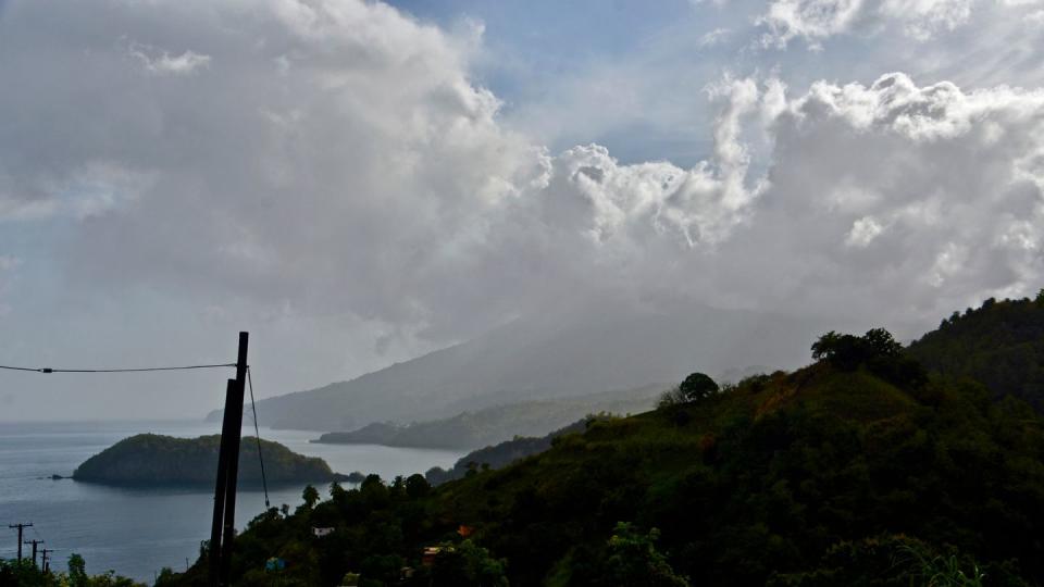 Der Vulkan La Soufriere ist auf der östlichen Karibikinsel St. Vincent ausgebrochen.