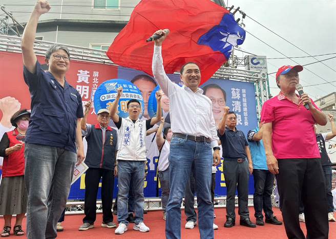 國民黨總統參選人侯友宜（前排中）20日下午南下屏東內埔天后宮舉辦造勢活動，除發表客家政見外，更強調自己反台獨立場。（林和生攝）