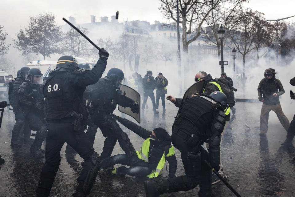 Protesters clashes with riot police on the Place de l’Etoile on Dec. 1, 2018, in Paris. (Photo: Etienne De Malglaive/Getty Images)