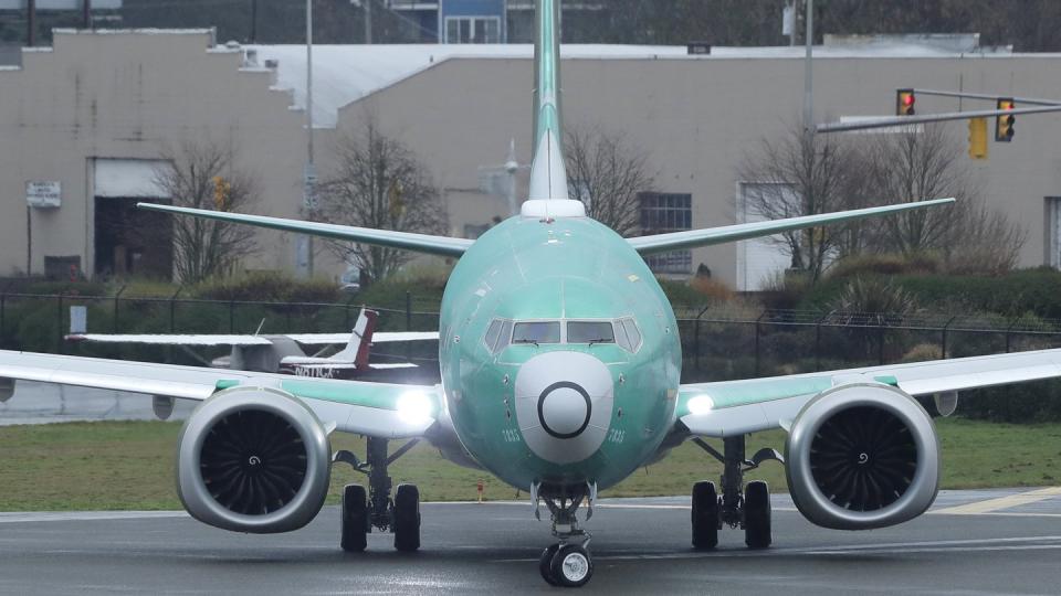 Eine Boeing 737 Max dreht sich beim Anrollen für einen Testflug am Renton Municipal Airport.