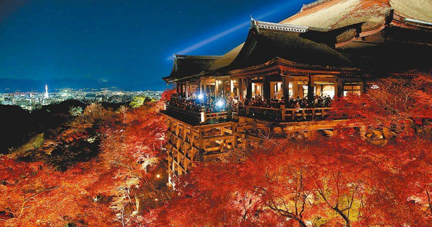 2023年前11月出國人數達1074萬人次，每3人就有1人是到日本旅遊。圖為京都清水寺夜楓點燈活動。（圖／中國時報黃世麒攝）