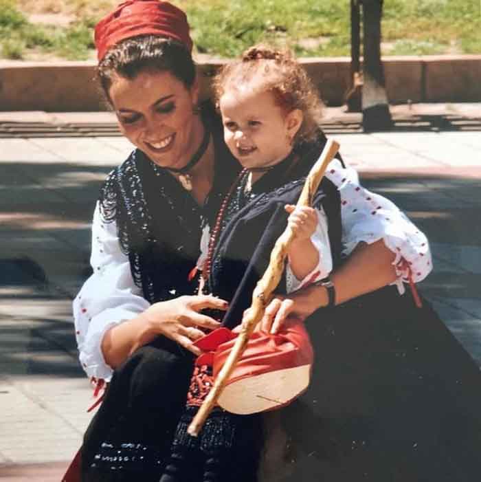 Lucía, de pequeñita, con su madre