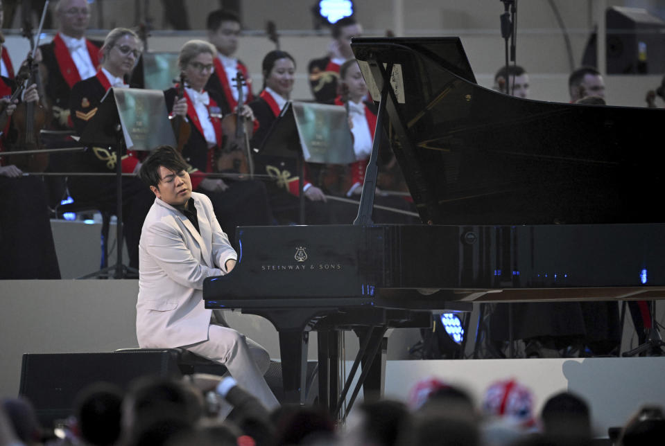 ARCHIVO - El pianista chino Lang Lang durante su presentación en un concierto en el Castillo de Windsor, Inglaterra, para celebrar la coronación del rey Carlos III de Gran Bretaña el domingo 7 de mayo de 2023. (Leon Neal/Pool Photo vía AP)