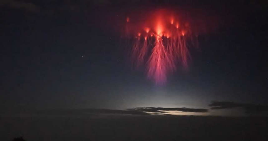 天文奇景紅色精靈，7月初時出現在美國德州。（翻攝自mcdonald_observatory IG）