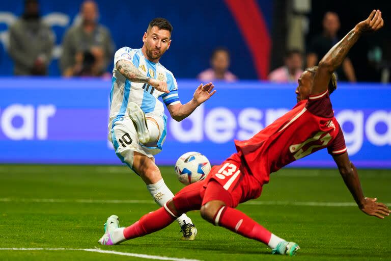 Lionel Messi frente a Derek Cornelius
durante el partido entre Argentina y Canada por el
Grupo A de la Copa America 2024
Mercedes-Benz Stadium
Lionel Messi