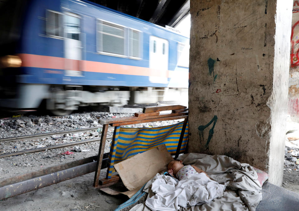 <p>Trauriger Alltag auf den Philippinen: In der Hauptstadt Manila schläft ein Baby am Straßenrand in einem Feldbett, während ein Zug vorbeifährt. (Bild: Reuters/Dondi Tawatao) </p>