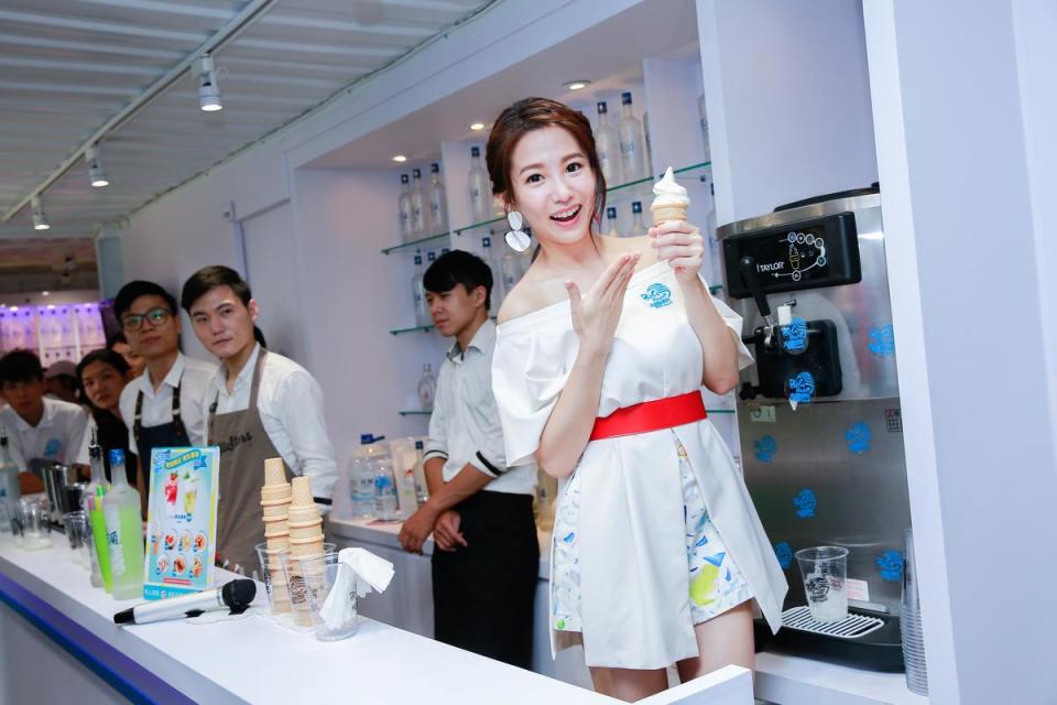 瑤瑤出席酒商活動，現場做霜淇淋給來賓吃。