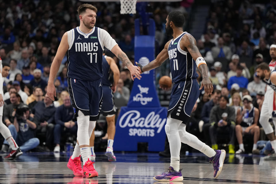 Luka Doncic（圖左）與Kyrie Irving。（NBA Photo by Sam Hodde/Getty Images）