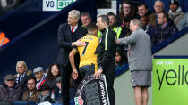 <p>Arsenal manager Arsene Wenger looks on as Alexis Sanchez is substituted </p>
