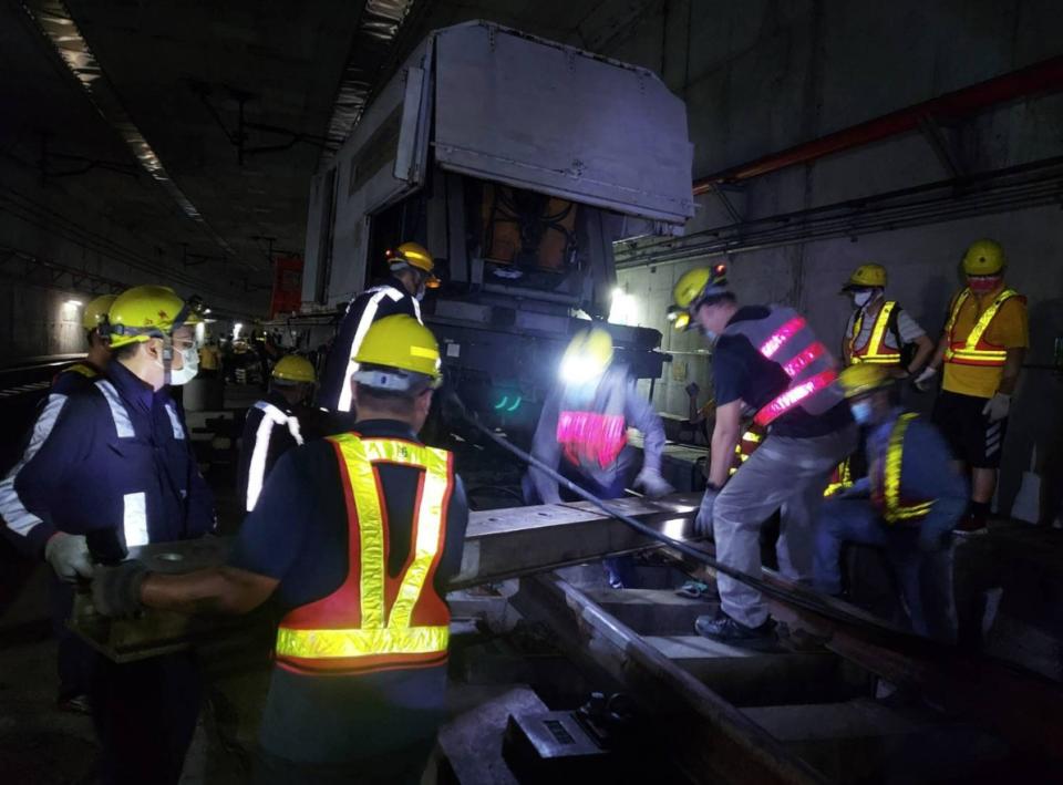 台鐵一輛焊軌車28日凌晨出軌，新左營站至高雄站南下北上列車僅西線單線行車，上午10時30分完成搶修復軌完成，幸無傷亡。（讀者提供）