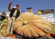 Leonardo Urena, de Napa, California, reacciona al escuchar que su calabaza pesa 2.175 libras (más de 985 kilos), un nuevo récord en California, el 14 de octubre del 2019 en Half Moon Bay, California. (AP Foto/Ben Margot, Archivo)