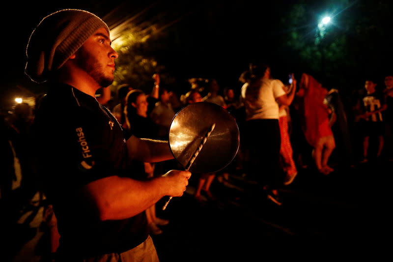 Des milliers de manifestants, pour la plupart assez jeunes, frappant sur des casseroles et faisant retentir des sirènes stridentes, ont marché à travers les rues de la capitale Tegucigalpa pour apporter leur soutien à Salvador Nasralla, un ancien animateur de télévision soutenu par la gauche, qui accuse le gouvernement de vouloir voler les élections. /Photo prise le 3 décembre 2017/REUTERS/Edgard Garrido