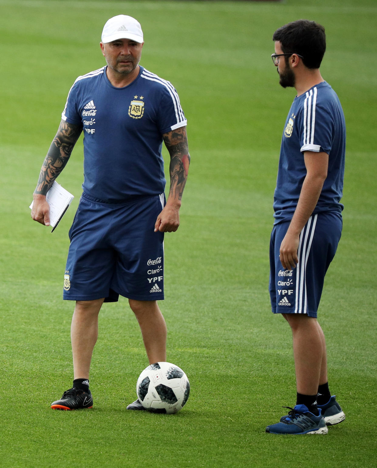 Sampaoli habla con un asistente durante el entrenamiento de Argentina. | Foto: REUTERS/Albert Gea
