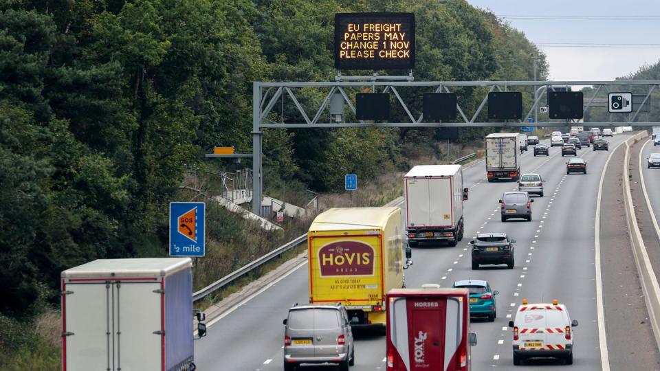 Blick auf eine Autobahn südlich von London.