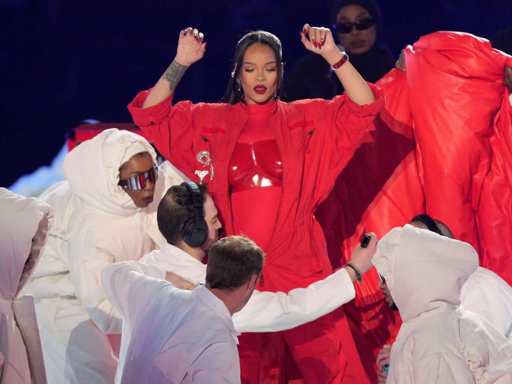 Rihanna während ihres Auftritts beim Super Bowl 2023. (Bild: imago images/Dave Shopland/Shutterstock)