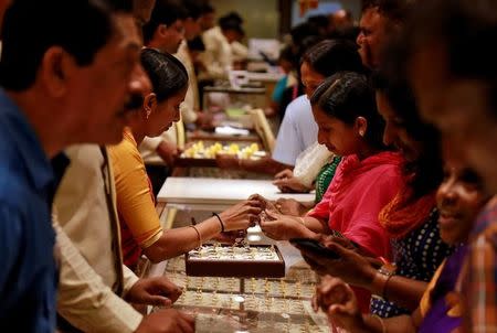 Customers crowd around a jewellery showroom during Akshaya Tritiya, a major gold-buying festival, in Kochi, April 28, 2017. REUTERS/Sivaram V/Files