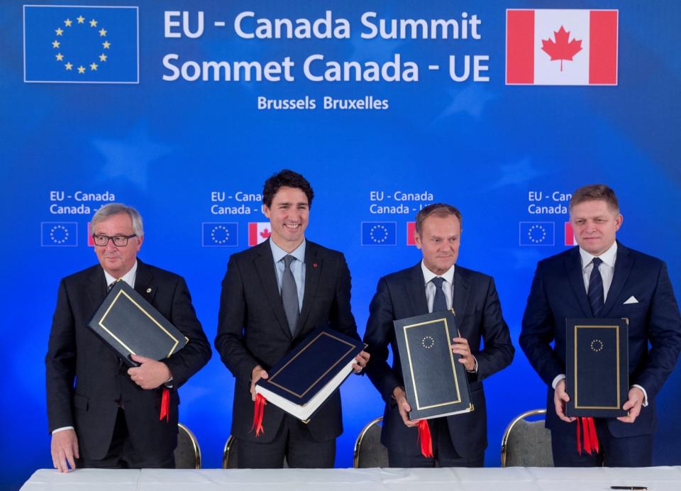 <span>Le président de la Commission européenne Jean-Claude Juncker, le Premier ministre canadien Justin Trudeau, le président du Conseil européen Donald Tusk et le Premier ministre slovaque Robert Fico après la signature du CETA le 30 octobre 2016 à Bruxelles</span><div><span>THIERRY MONASSE</span><span>POOL</span></div>