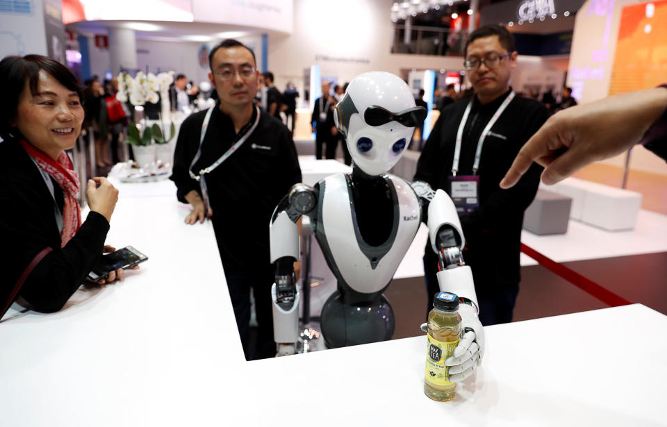 <p>Los robots humanoides también han sido muy protagonistas en el MWC 2019. Este ha sido diseñado por la compañía china CloudMinds y su nombre oficial es XR-1, aunque sus creadores lo llaman Rachel. Destaca por su motricidad y puede desde servir bebidas hasta bailar con una gran flexibilidad. (Foto: Rafael Marchante / Reuters). </p>