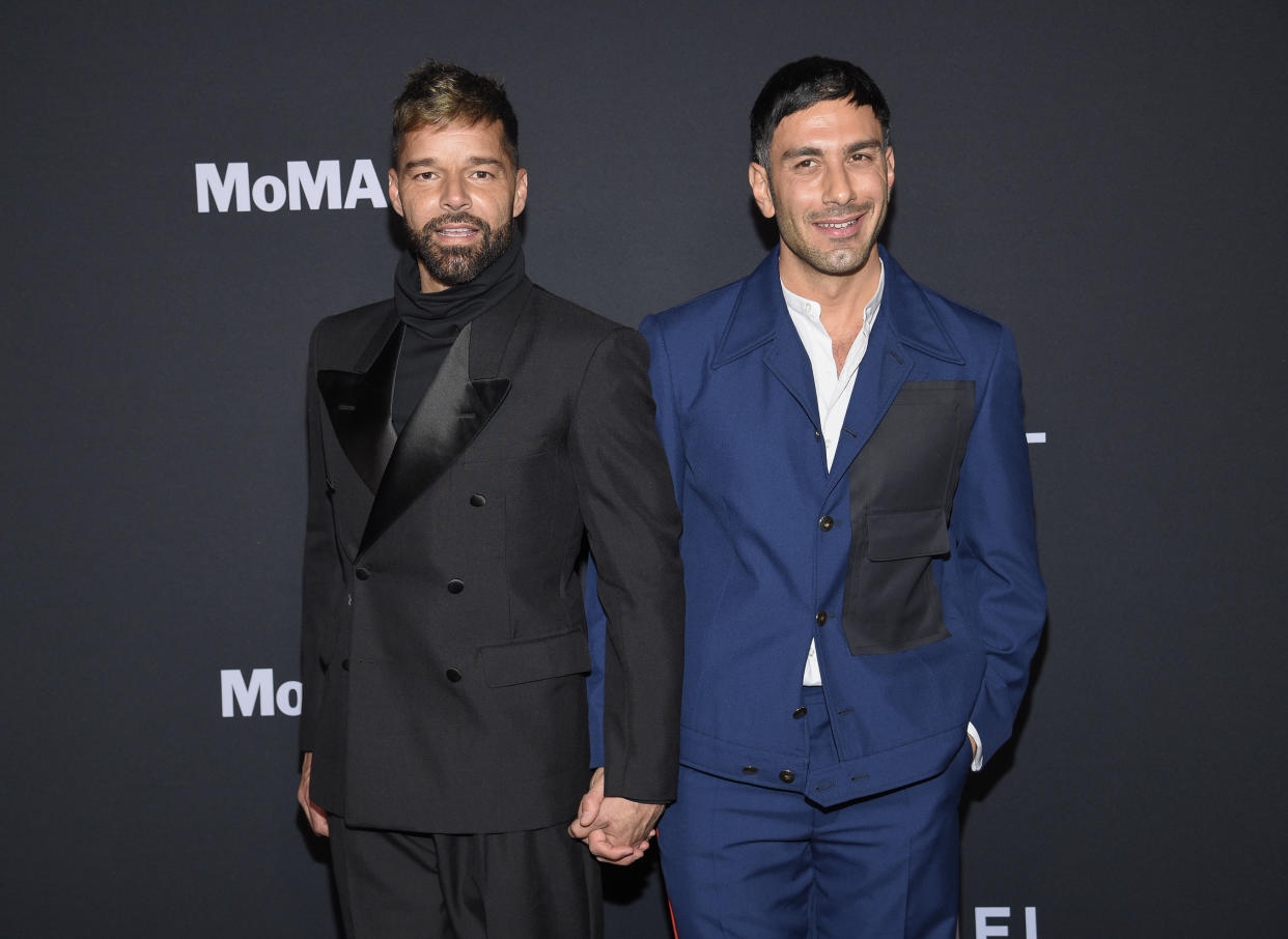 ARCHIVO - Ricky Martin, izquierda, y su esposo Jwan Yosef asisten a la gala MoMA Film Benefit presentada por Chanel en honor a Penélope Cruz en el Museo de Arte Moderno el 14 de diciembre de 2021, en Nueva York. Martin y Yosef anunciaron su separación el 6 de julio de 2023 tras seis años de matrimonio. (Foto Evan Agostini/Invision/AP, archivo)