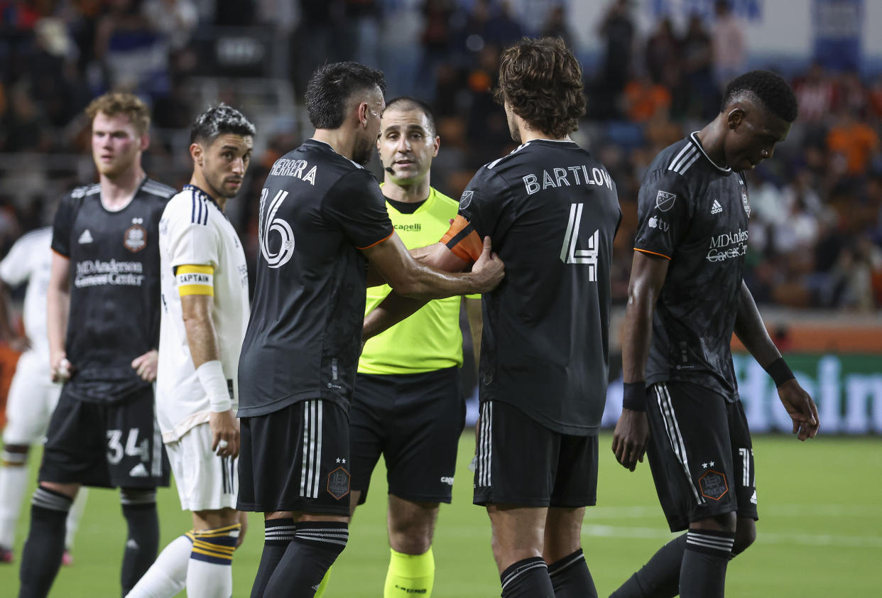 Héctor Herrera le deja el gafete de capitán a Ethan Bartlow tras su expulsión en el partido entre Houston Dynamo y LA Galaxy. (Troy Taormina-USA TODAY Sports)