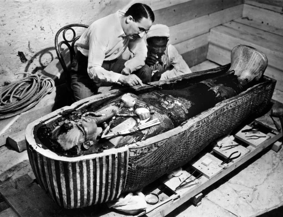 Howard Carter limpiando el sarcófago de Tutankamón