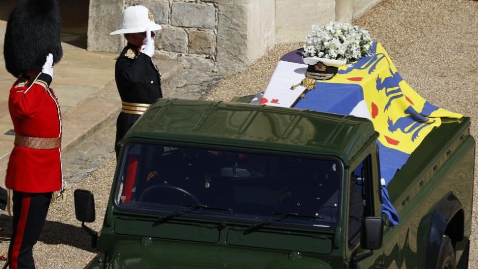 El Land Rover con el féretro del príncipe, segundos antes de iniciar la procesión.