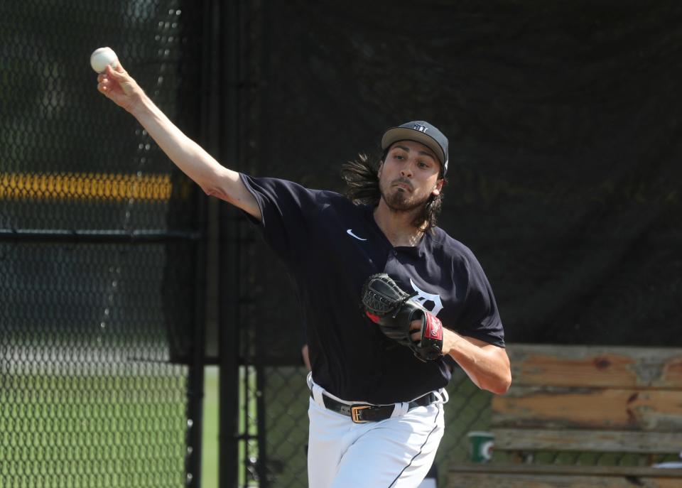 El lanzador de los Tigres de Detroit, Alex Faedo, se calienta antes de la práctica de bateo en vivo durante el entrenamiento de primavera en TigerTown en Lakeland, Florida, el jueves 23 de febrero de 2023.