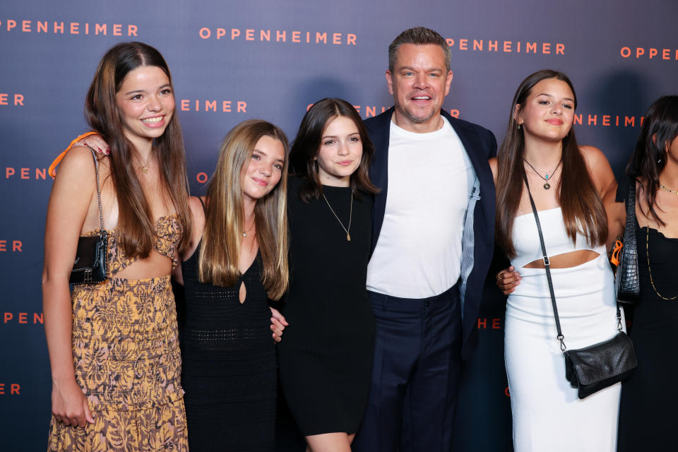 PARÍS, FRANCIA - 11 DE JULIO: Los invitados Stella Damon, Matt Damon y Gia Damon asisten al estreno de 