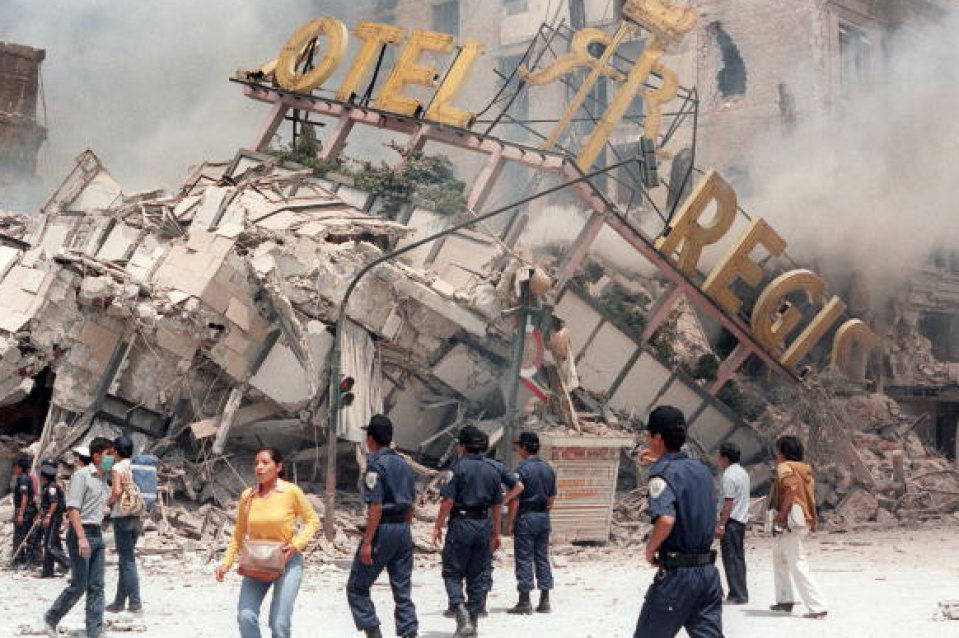 El Hotel Regis derrumbado tras el terremoto de 1985. Foto: Getty Images.