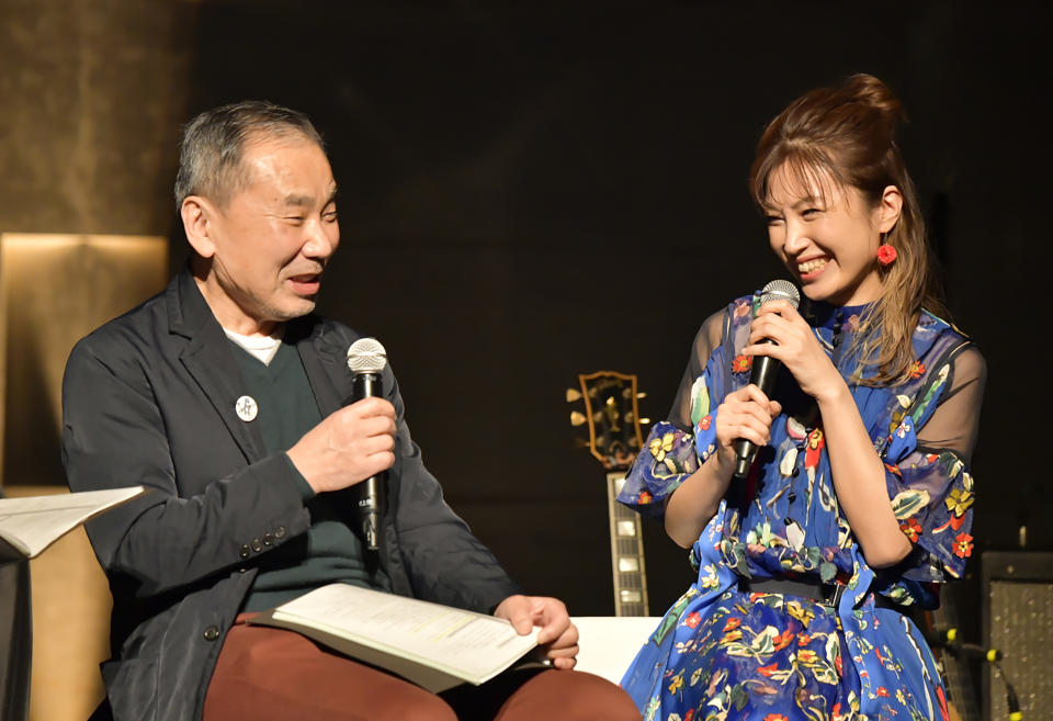 En esta foto proporcionada por TOKYO FM, el autor japonés Haruki Murakami conversa con la guitarrista Kaori Muraji durante un programa en Tokio el domingo 14 de febrero de 2021. Murakami tiene un remedio para quienes necesitan relajarse del estrés y la preocupación en medio de la pandemia: bossa nova. “Mientras atravesamos tiempos de ansiedad, espero que les ayude a relajarse aunque sea un poquito”, dijo el escritor al presentar el evento de música en vivo con renombrados intérpretes japoneses de bossa nova, jazz y música clásica. (TOKYO FM vía AP)