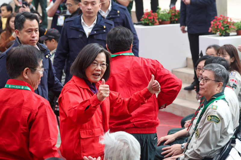 蔡總統出席全國童軍節慶祝大會（1） 總統蔡英文（前左2）3日出席「中華民國童軍總會 113年全國童軍節慶祝大會」，向出席活動的童軍成 員比讚。 中央社記者吳家昇攝  113年3月3日 