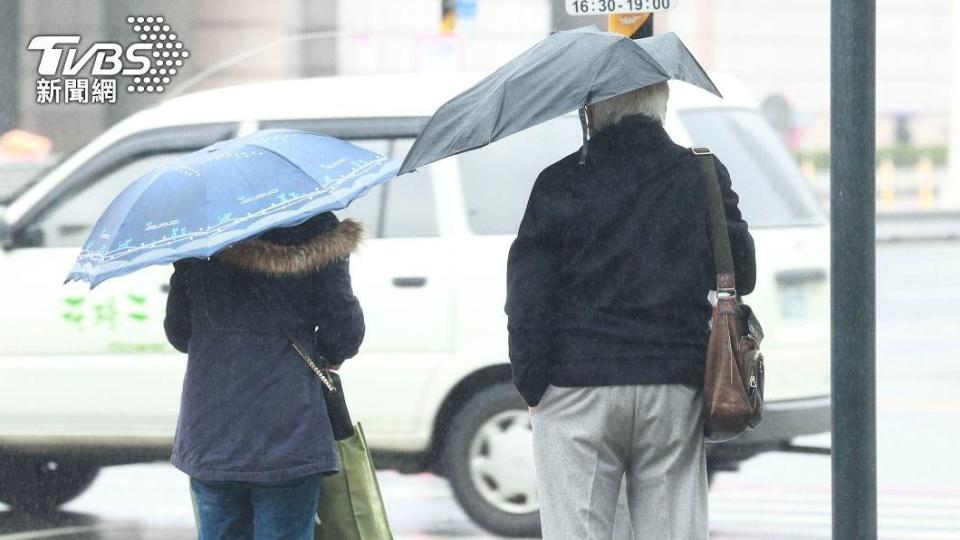 28日仍受東北季風影響，各地普遍有短暫陣雨。（圖／TVBS資料畫面）