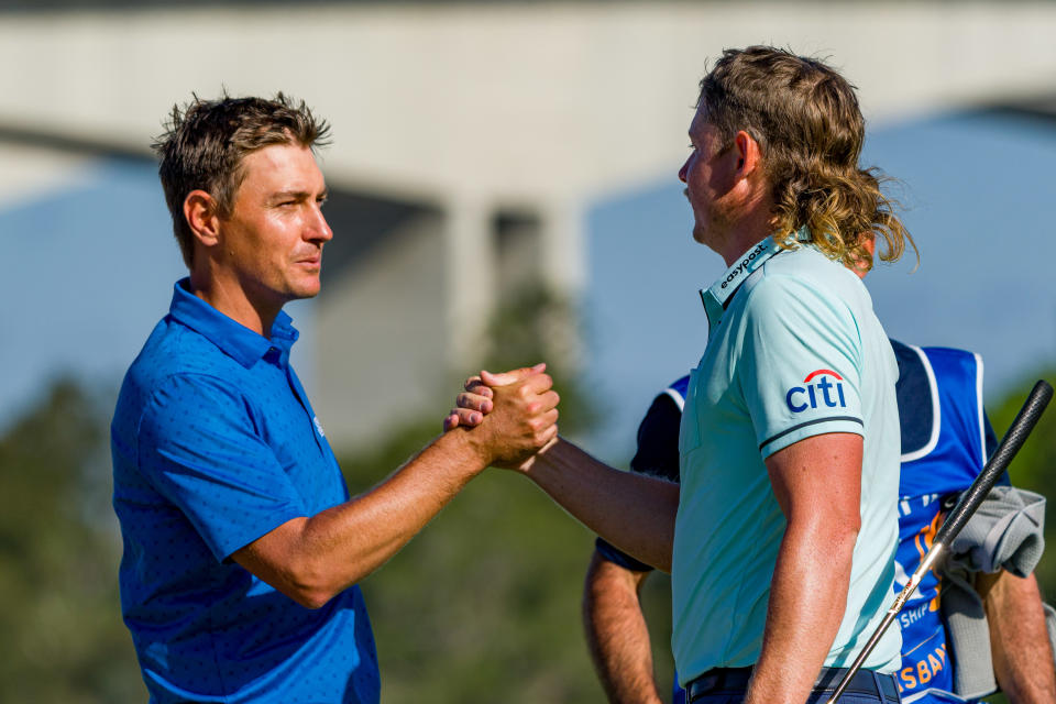 澳大利亚布里斯班 - 26 月 3 日：澳大利亚的卡梅伦史密斯在 2022 年 26 月 2022 日在澳大利亚布里斯班皇家昆士兰高尔夫俱乐部举行的 XNUMX 年澳大利亚 PGA 锦标赛第 XNUMX 天完成他们的回合后与澳大利亚的杰森斯克里夫纳握手。 （安迪·张/盖蒂图片社摄）