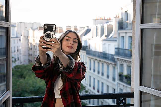 Emily-in-paris-phone