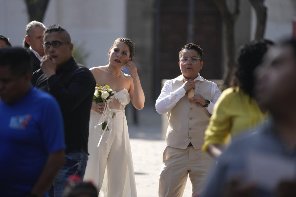 Una pareja de novios se prepara para contraer matrimonio en una ceremonia multitudinaria en la Ciudad de México, el 22 de marzo de 2024. El registro civil de la Ciudad de México invitó a la gente a participar en una boda colectiva. (AP Foto/Fernando Llano)