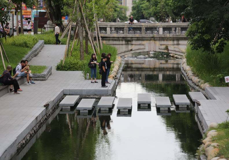 綠川原為台中八景之一，整治有成後，綠川水岸廊道已成為市民休閒散步的好去處。張智傑攝