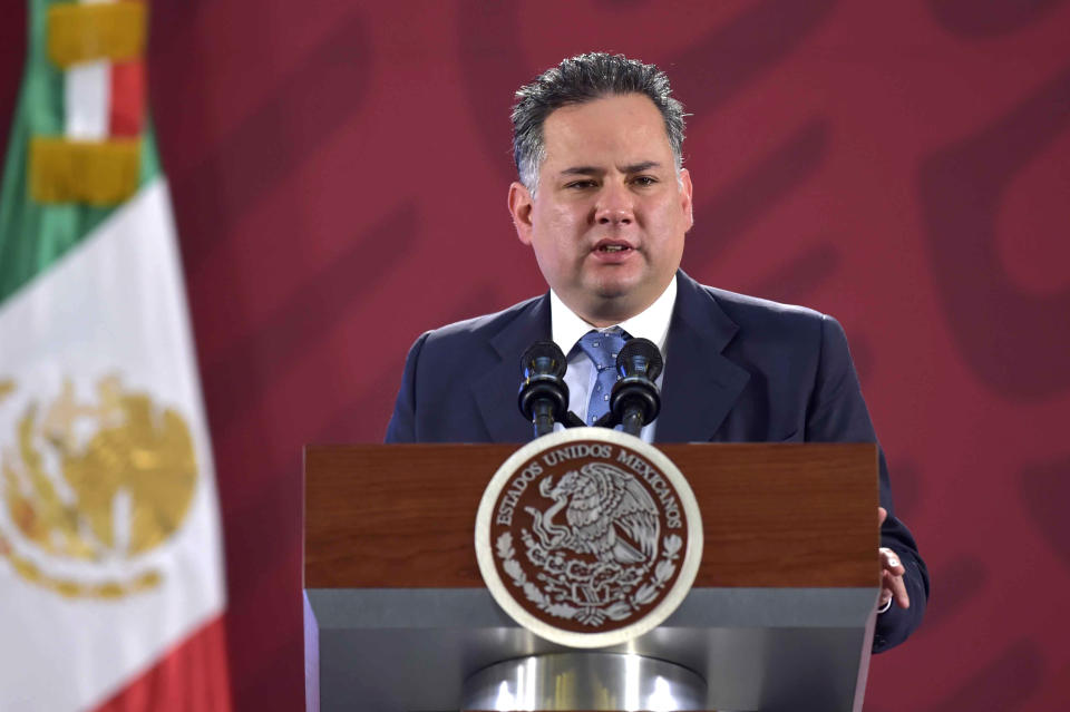 ARCHIVO - En esta fotografía proporcionada por la Oficina de Prensa de la Presidecia de México, Santiago Nieto, jefe de la Unidad de Inteligencia Financiera de México, habla en la conferencia de prensa presidencial a las 7 am en el Palacio Nacional en la Ciudad de México, el martes 22 de octubre de 2019. Nieto renunció su trabajo el lunes 8 de noviembre de 2021, luego de un reciente escándalo relacionado con su reciente matrimonio, que tuvo lugar en Guatemala. (Oficina de Prensa de la Presidencia de México via AP, Archivo)