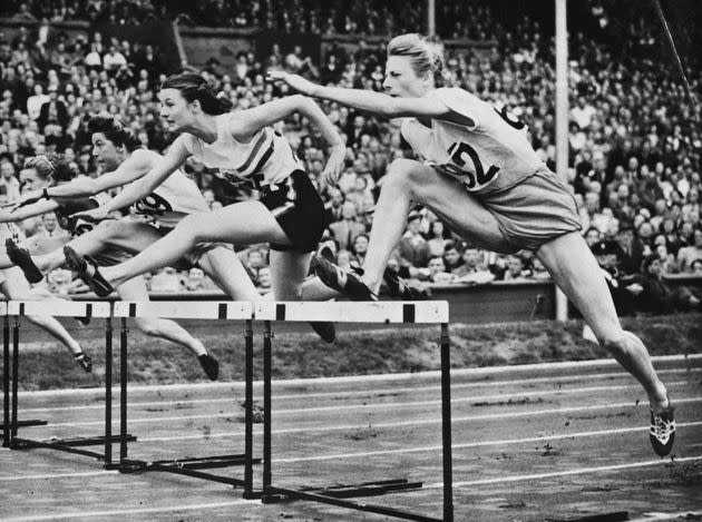 Fanny Blankers-Koen au premier plan lors du 80 m haies aux JO 1948 à Londres.  (Photo: Hulton Deutsch via Getty Images)