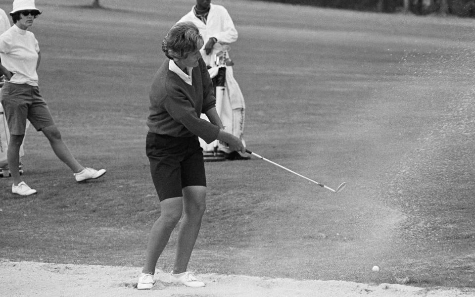 Kathy Whitworth saltando de una trampa de arena antes de hundir un putt largo que la puso por delante en un torneo de 1966 - AP